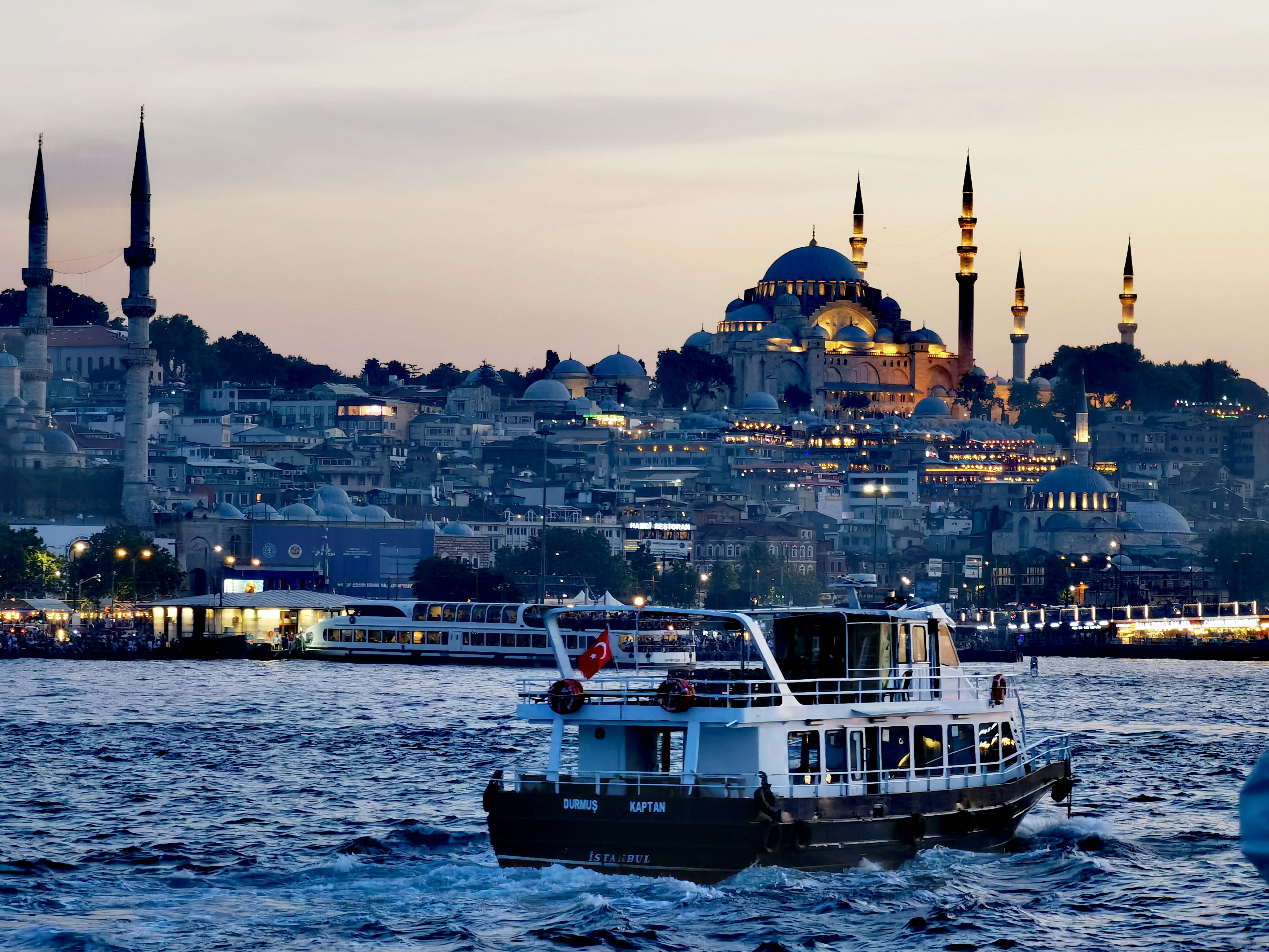 Istanbul, Entre Orient et Occident : Un Voyage Enivrant en Turquie